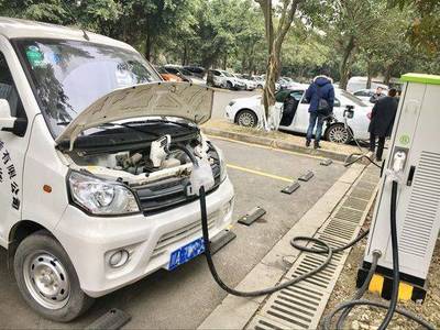 成都最大電動(dòng)汽車(chē)公共充電站投運(yùn) 日充電500輛，緩解“里程焦慮”？